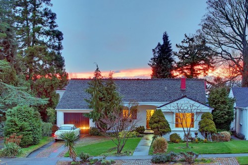 Real Actual Listing Photos: Dinosaurs Play Scrabble?